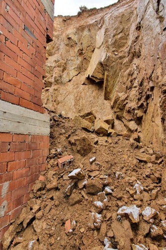 Gümüşhane’de dağdan kopan kaya parçaları evin içine doldu 8