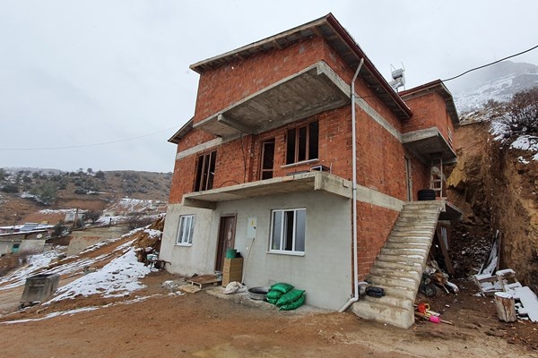 Gümüşhane’de dağdan kopan kaya parçaları evin içine doldu 12