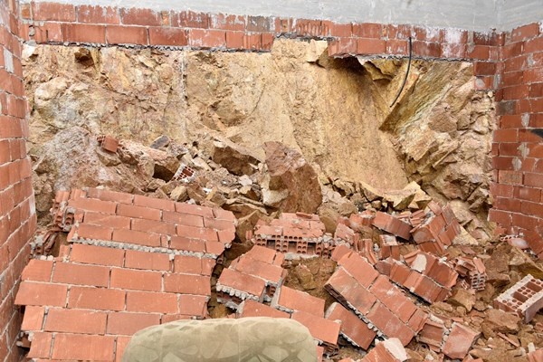 Gümüşhane’de dağdan kopan kaya parçaları evin içine doldu 9