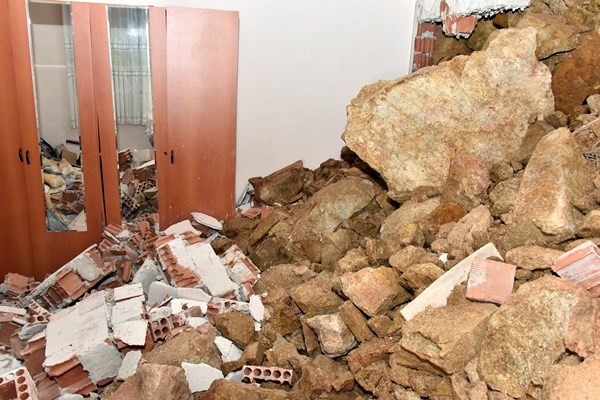 Gümüşhane’de dağdan kopan kaya parçaları evin içine doldu 7