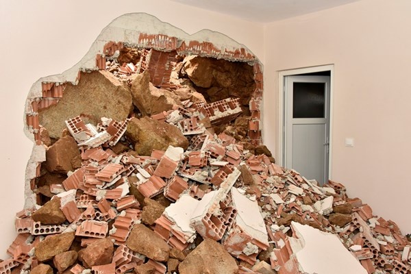 Gümüşhane’de dağdan kopan kaya parçaları evin içine doldu 11