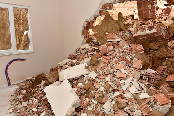 Gümüşhane’de dağdan kopan kaya parçaları evin içine doldu 6