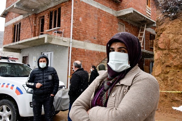 Gümüşhane’de dağdan kopan kaya parçaları evin içine doldu 10