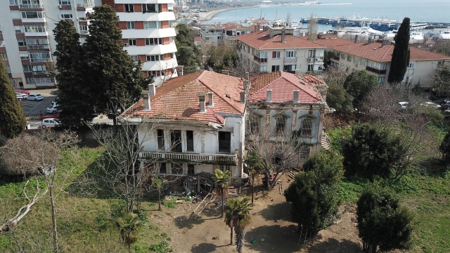 Tarihi köşk kaderine terk edildi! 11
