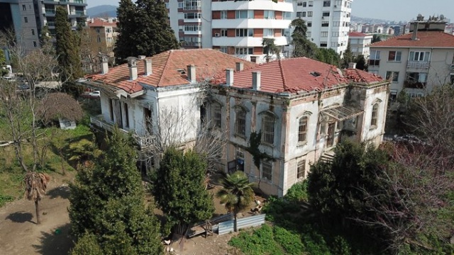 Tarihi köşk kaderine terk edildi! 2