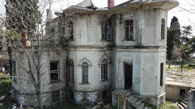 Tarihi köşk kaderine terk edildi! 3