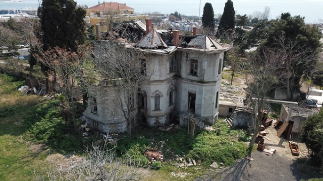 Tarihi köşk kaderine terk edildi! 8