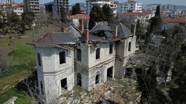 Tarihi köşk kaderine terk edildi! 4