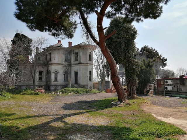 Tarihi köşk kaderine terk edildi! 7