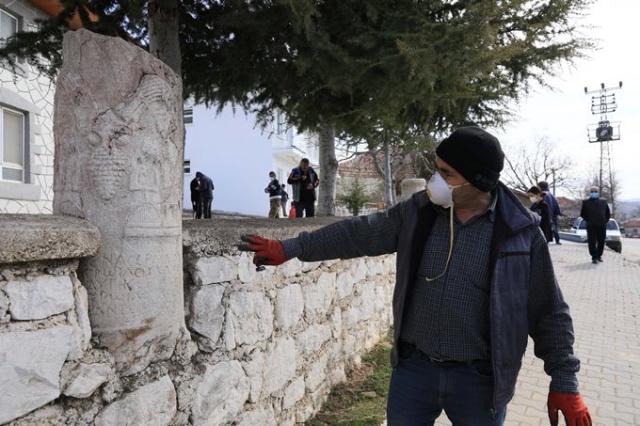 Mahalledeki tarihi eserleri vermemek için oturma eylemi yapıyorlar 4