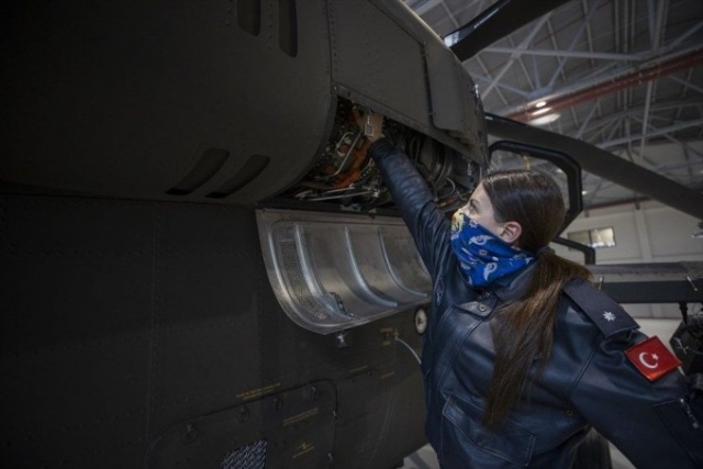 Türkiye'nin ilk kadın taarruz helikopter pilotu: Özge Karabulut 22
