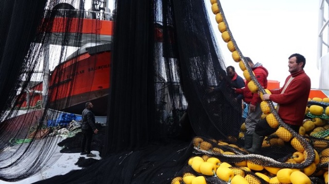 Karadenizli balıkçılar av sezonunu kapattı, ağlarını bakıma aldı 11