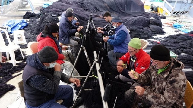 Karadenizli balıkçılar av sezonunu kapattı, ağlarını bakıma aldı 14