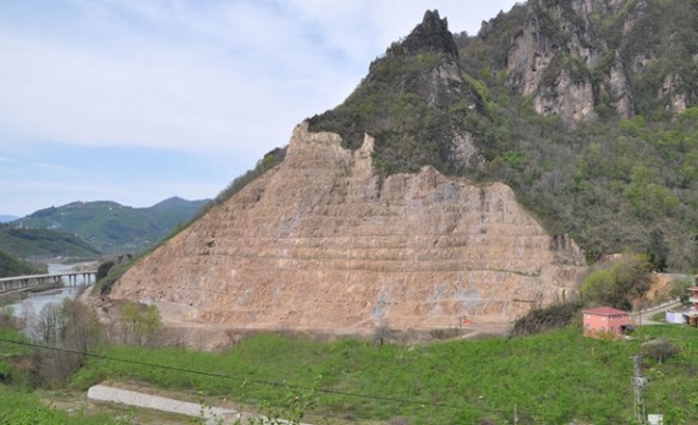 Ordu'da 2 bin 300 yıllık kaleye taş ocağı tehdidi 1