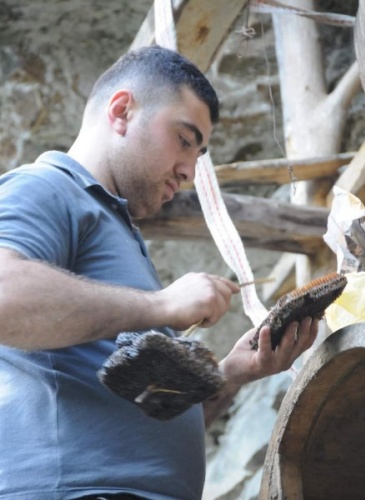 Artvin'de önce yatağına yatmış sonra kovanlarını parçalamış 3