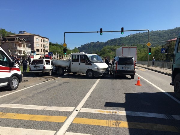 Trabzon'da zincirleme kaza! 4 Araç birbirine girdi 1 kişi hayatını kaybetti 3