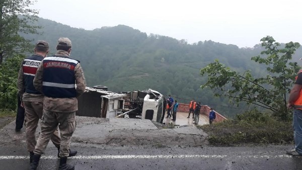 Ordu'da kamyon evin üstüne düştü: 1 yaralı 2