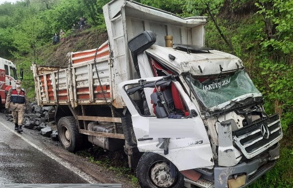 Ordu'da kamyon evin üstüne düştü: 1 yaralı 3
