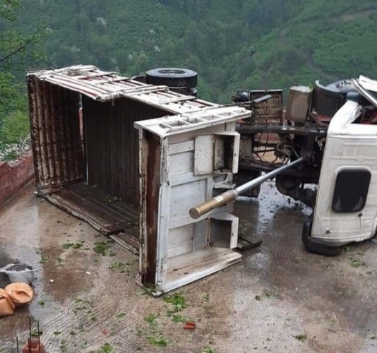 Ordu'da kamyon evin üstüne düştü: 1 yaralı 5