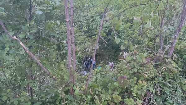 Virajı alamayan araç dereye uçtu: 2 ölü 2