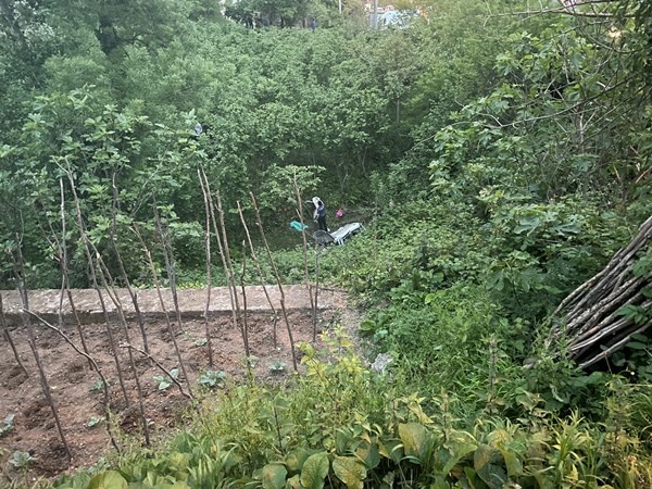 Virajı alamayan araç dereye uçtu: 2 ölü 4