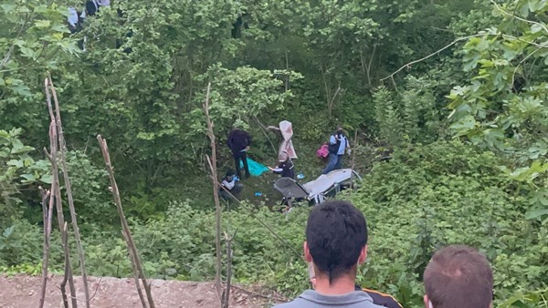 Virajı alamayan araç dereye uçtu: 2 ölü 3