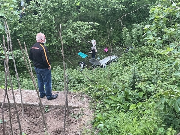 Virajı alamayan araç dereye uçtu: 2 ölü 5