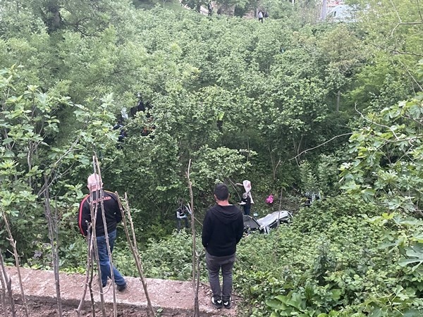 Virajı alamayan araç dereye uçtu: 2 ölü 7