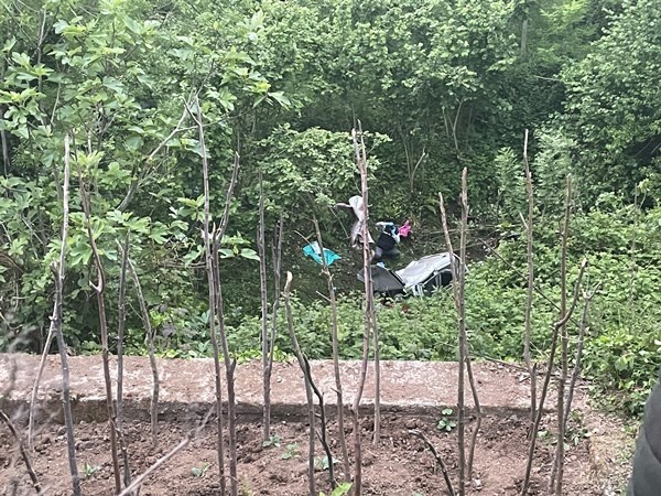 Virajı alamayan araç dereye uçtu: 2 ölü 6