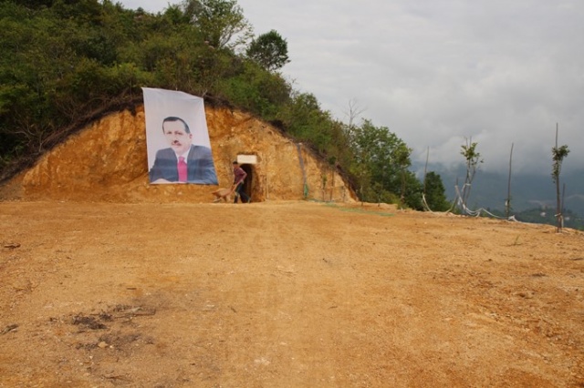 Pandemide canı sıkıldı, dağı delip mağara yapmaya başladı 2