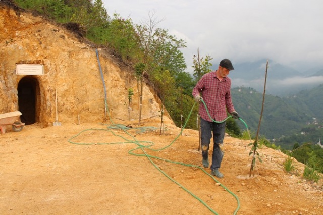 Pandemide canı sıkıldı, dağı delip mağara yapmaya başladı 6