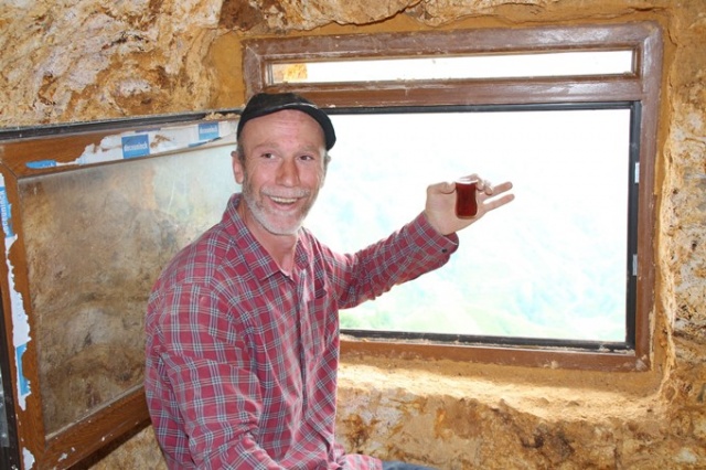 Pandemide canı sıkıldı, dağı delip mağara yapmaya başladı 3