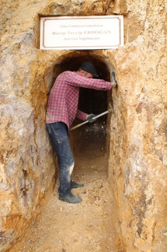 Pandemide canı sıkıldı, dağı delip mağara yapmaya başladı 11