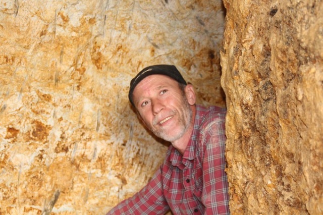 Pandemide canı sıkıldı, dağı delip mağara yapmaya başladı 10