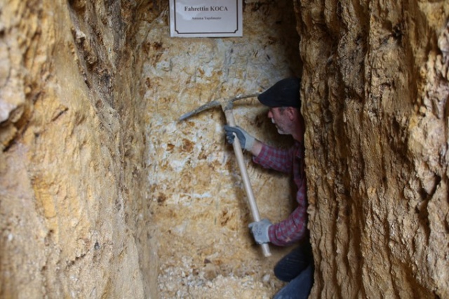 Pandemide canı sıkıldı, dağı delip mağara yapmaya başladı 9