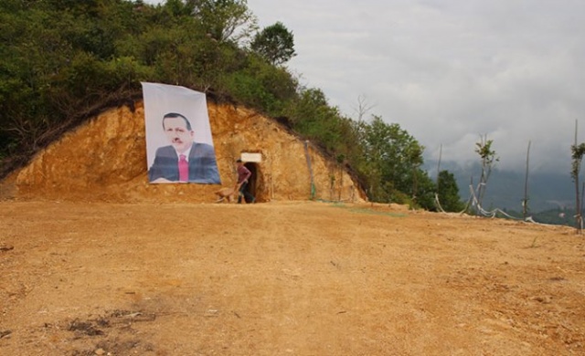 Pandemide canı sıkıldı, dağı delip mağara yapmaya başladı 12