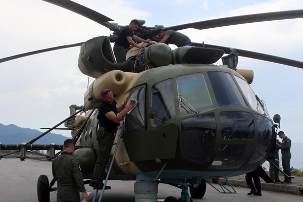 Giresun arızası giderilen askeri helikopter havalandıktan kısa süre sonra tekrar zorunlu iniş yaptı 12