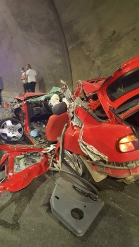 Trabzon’da tıra çarpan otomobil hurdaya döndü 3