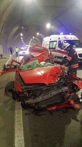 Trabzon’da tıra çarpan otomobil hurdaya döndü 2