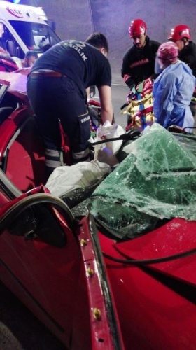 Trabzon’da tıra çarpan otomobil hurdaya döndü 8