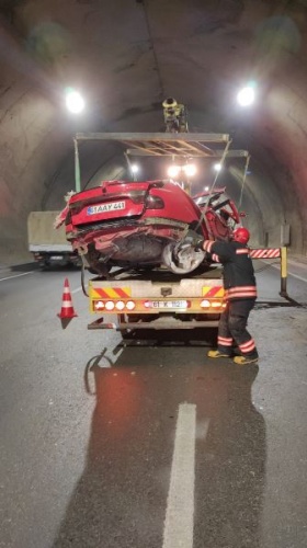 Trabzon’da tıra çarpan otomobil hurdaya döndü 6