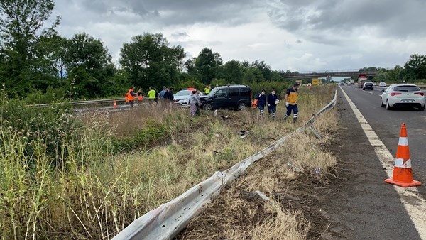 Faciadan dönüldü! Trabzon plakalı tır araca çarparak karşı şeride geçti 4