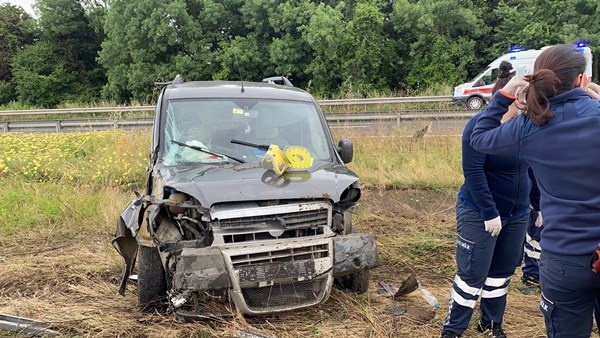 Faciadan dönüldü! Trabzon plakalı tır araca çarparak karşı şeride geçti 5