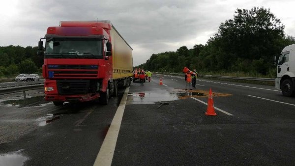 Faciadan dönüldü! Trabzon plakalı tır araca çarparak karşı şeride geçti 2