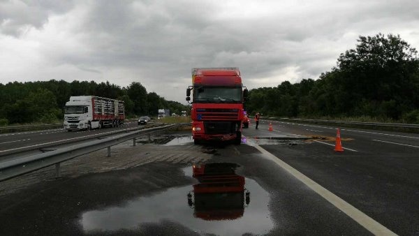 Faciadan dönüldü! Trabzon plakalı tır araca çarparak karşı şeride geçti 3