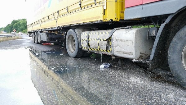 Faciadan dönüldü! Trabzon plakalı tır araca çarparak karşı şeride geçti 8