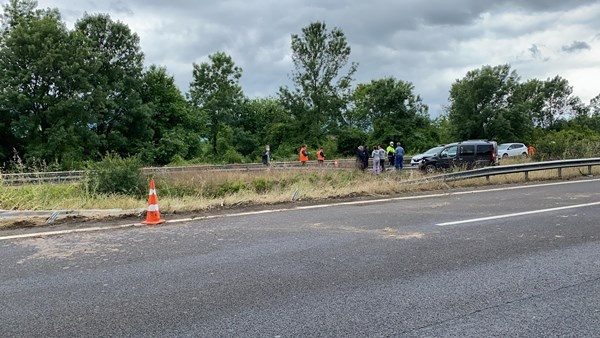 Faciadan dönüldü! Trabzon plakalı tır araca çarparak karşı şeride geçti 10