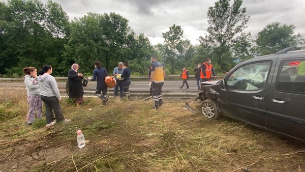 Faciadan dönüldü! Trabzon plakalı tır araca çarparak karşı şeride geçti 11