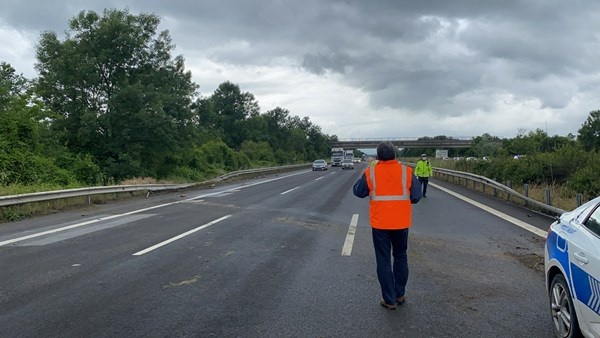 Faciadan dönüldü! Trabzon plakalı tır araca çarparak karşı şeride geçti 7