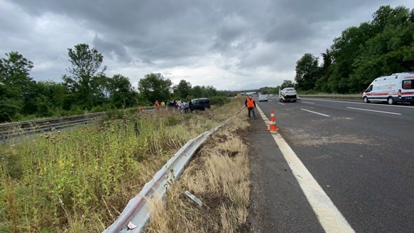 Faciadan dönüldü! Trabzon plakalı tır araca çarparak karşı şeride geçti 6